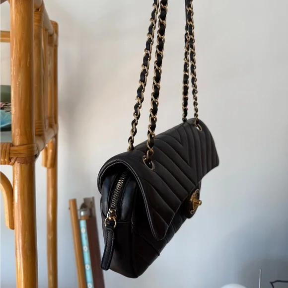 Chanel flap bag black and gold - Picture 7 of 12